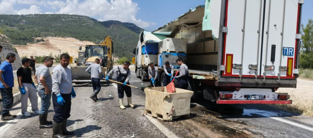 Seyir halindeki tırın dorsesi patladı, 15 ton balık atığı yola saçıldı