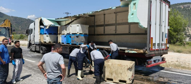 Seyir halindeki tırın dorsesi patladı, 15 ton balık atığı yola saçıldı