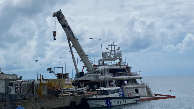 Sinop'ta limanda batan lüks yat 7 günde kurtarıldı