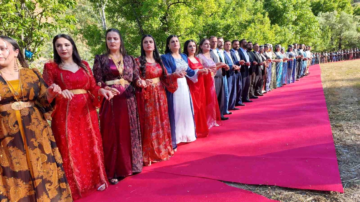 Şırnak\'ta en uzun halay kuyruğu