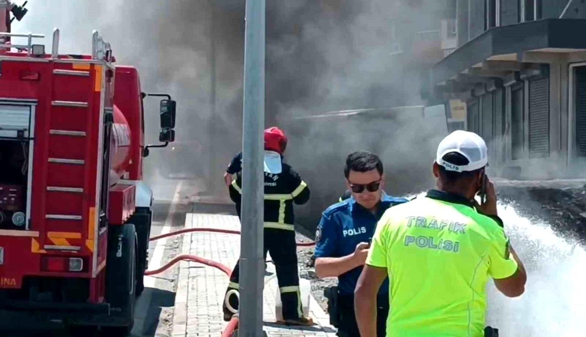 Tatvan\'da Lastik Yangını Panik Yarattı