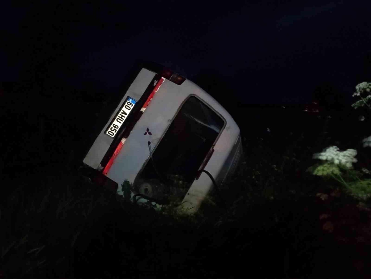 Yeşilyurt\'ta minibüs takla attı: 1 yaralı