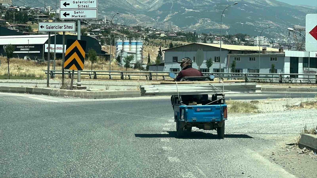 Motosikletli Sürücünün Eğlenceli Bekleyişi