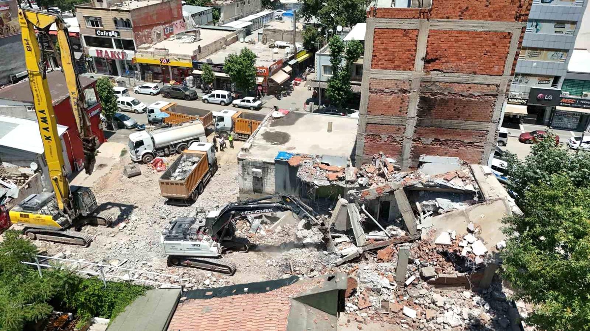 Adıyaman\'da Yıkımda Beton Parçaları İşletmeye Düştü