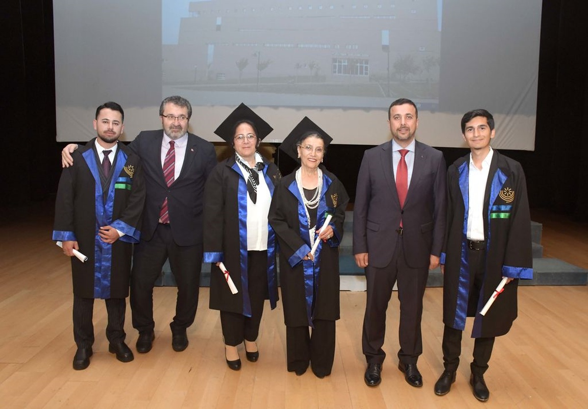 76 Yaşında Mezuniyet Sevinci