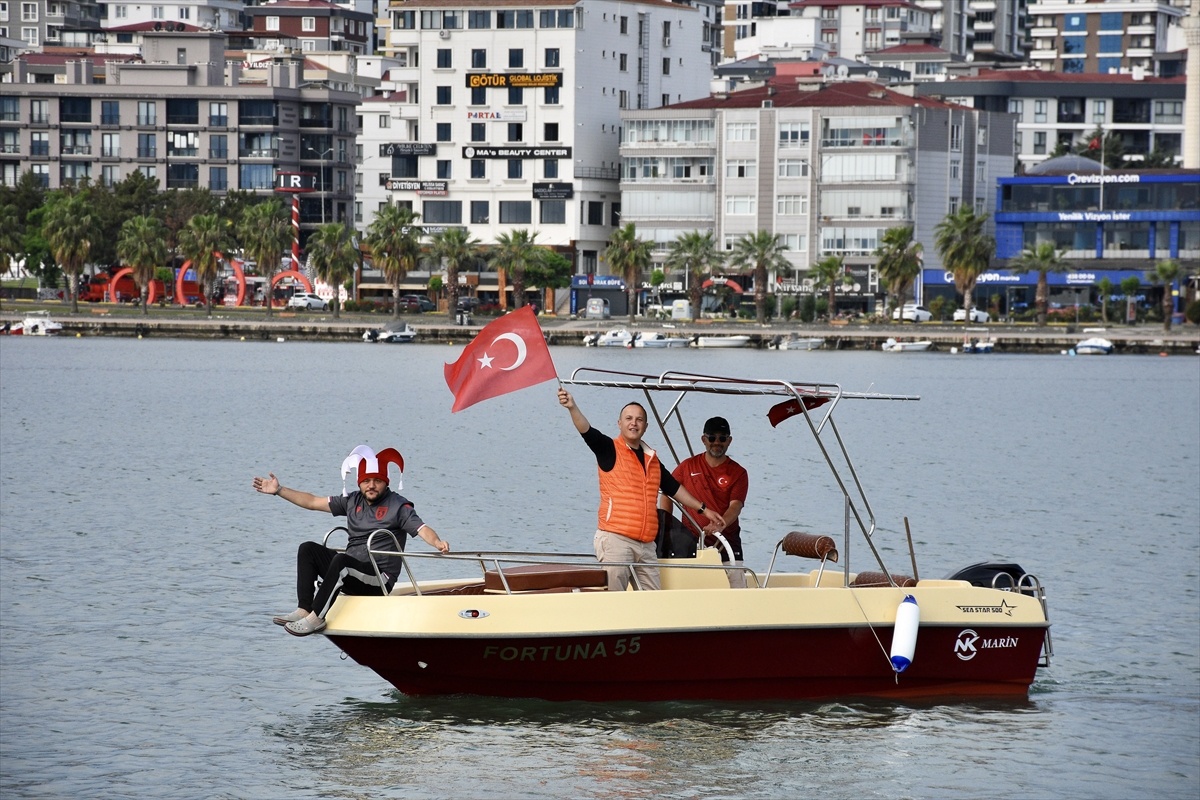 Samsun\'da Taraftarlar Denizde Maç İzledi