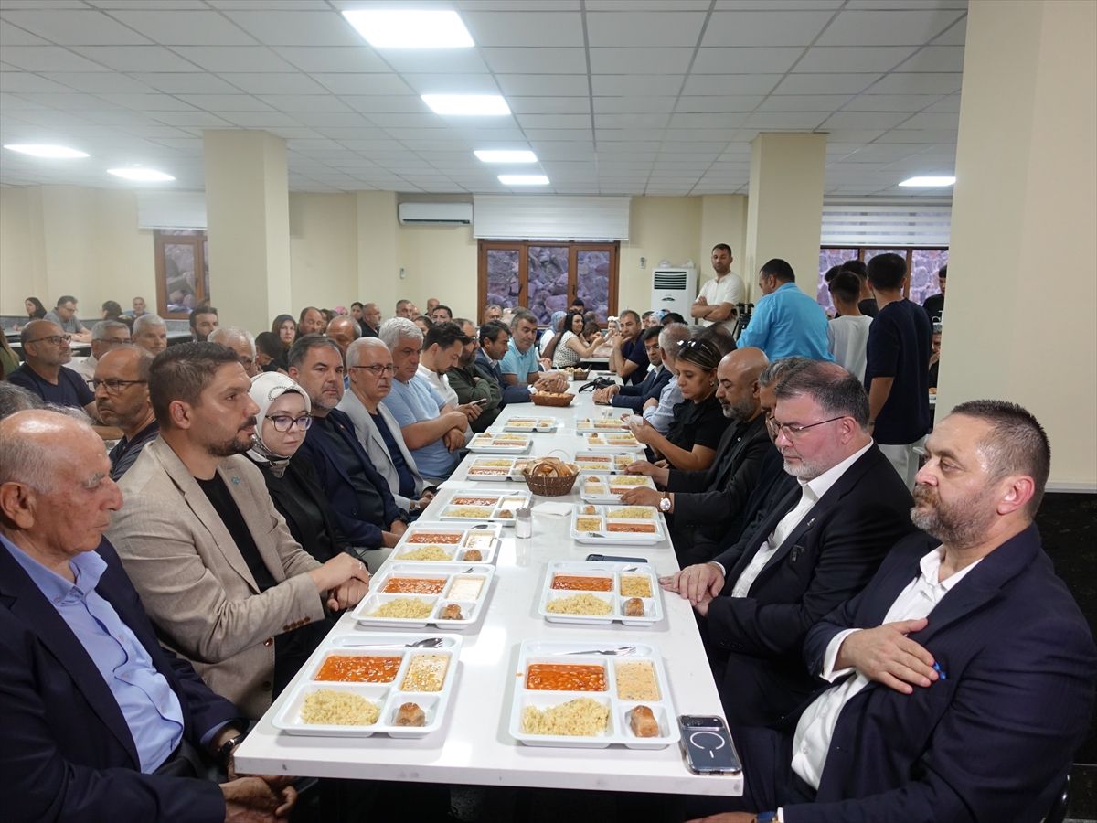 AK Parti İzmir İl Başkanı Cemevi\'nde Muharrem Programında