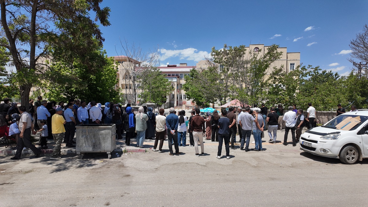 Aile YKY\'de Birlikte Sınava Girdi