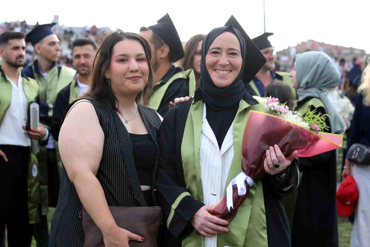 Anne Kız Üniversiteyi Birlikte Kazandı
