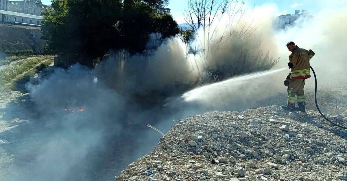 Antakya\'da Hurdalık ve Çöplükte Yangın