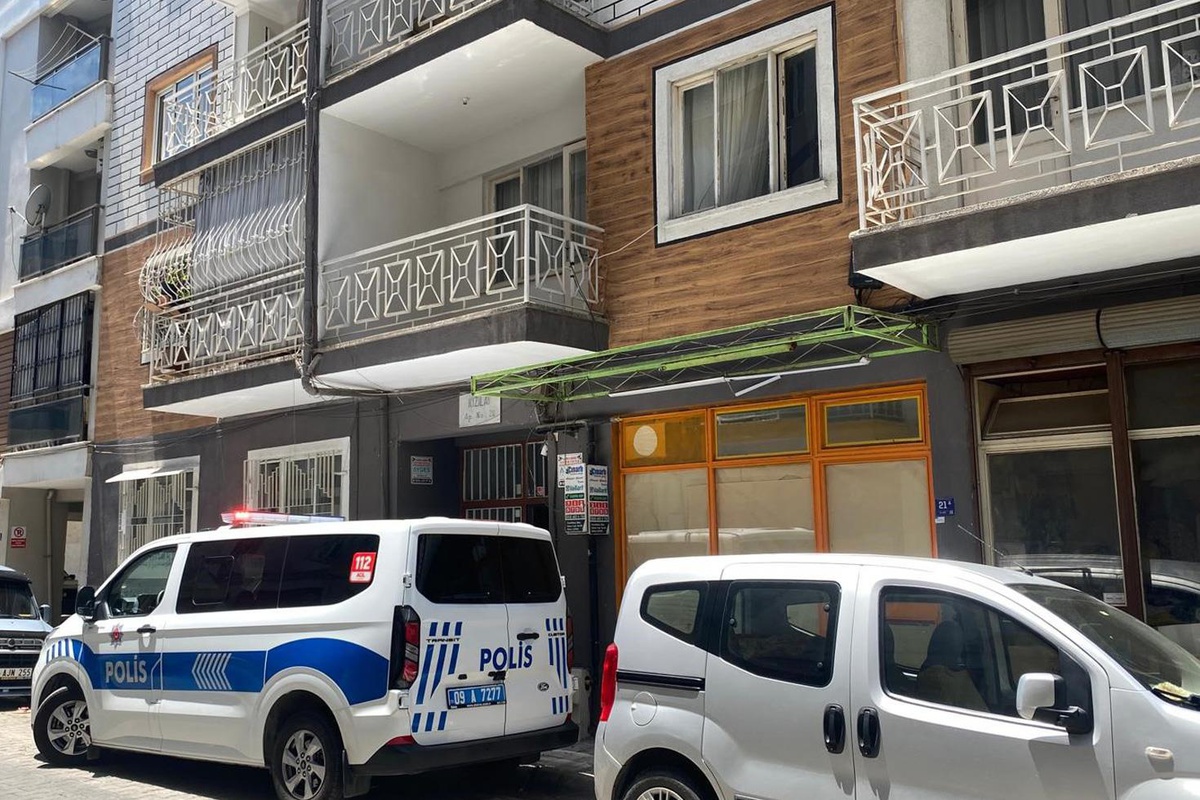 Maske ile kötü koku yayılan eve giren ekipler korkunç manzarayla karşılaştı