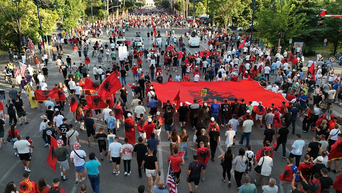 Arnavutluk\'ta Trump bağlantılı turizm projesine 21 gündür protesto