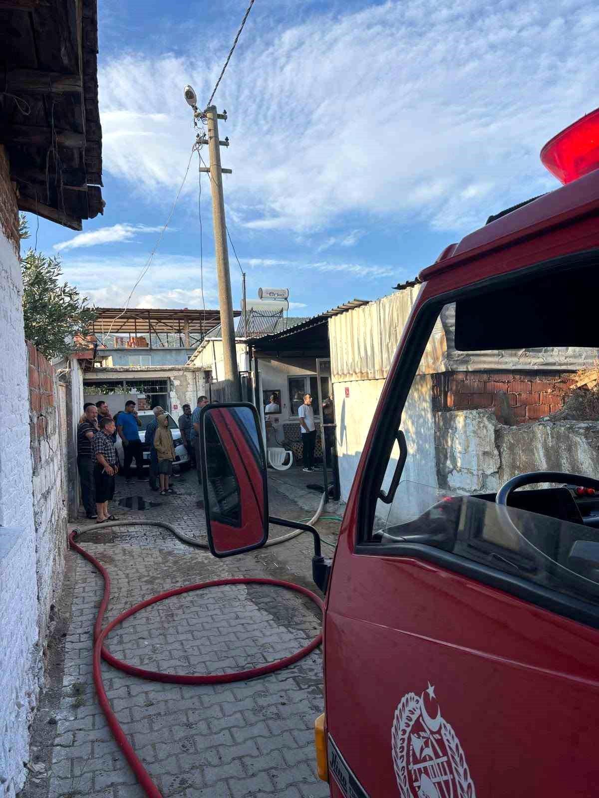 Burhaniye\'de Depo Yangını Panik Yarattı