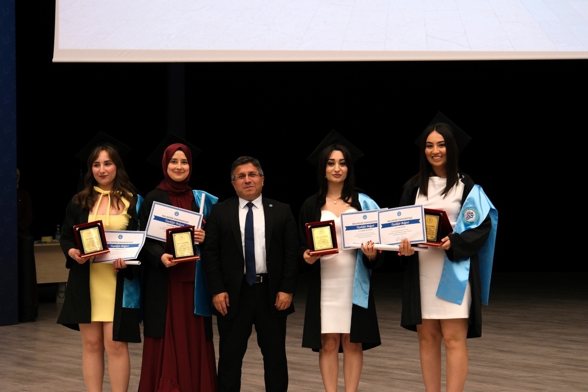 Balıkesir\'de tıp fakültesi mezuniyet coşkusu