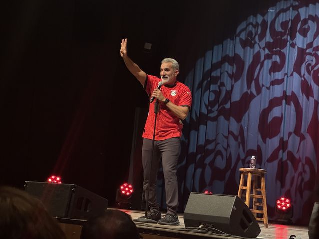 Bassem Youssef İstanbul’da Gülümsetti
