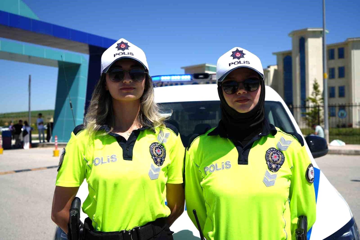 Trafik Polisi Öğrenciyi Sınava 5 Dakika Kala Yetiştirdi