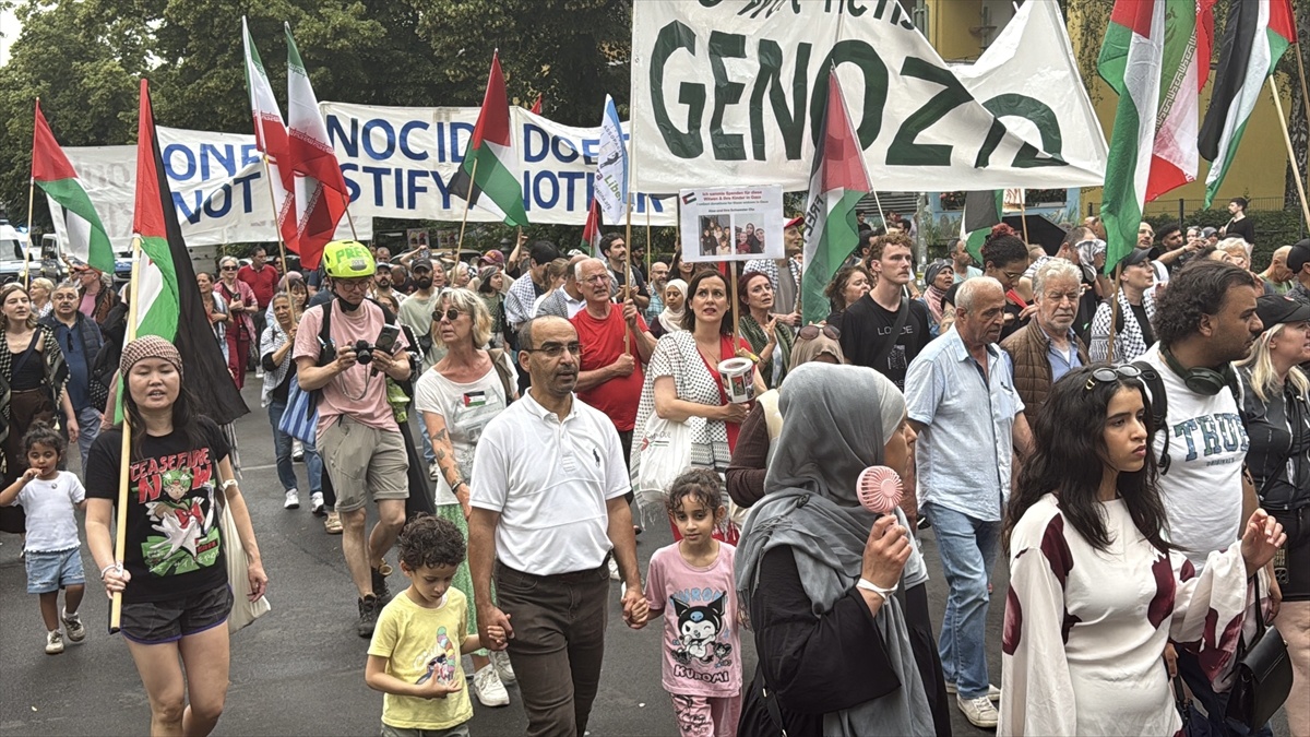 Berlin\'de Filistin\'e Destek Gösterisi