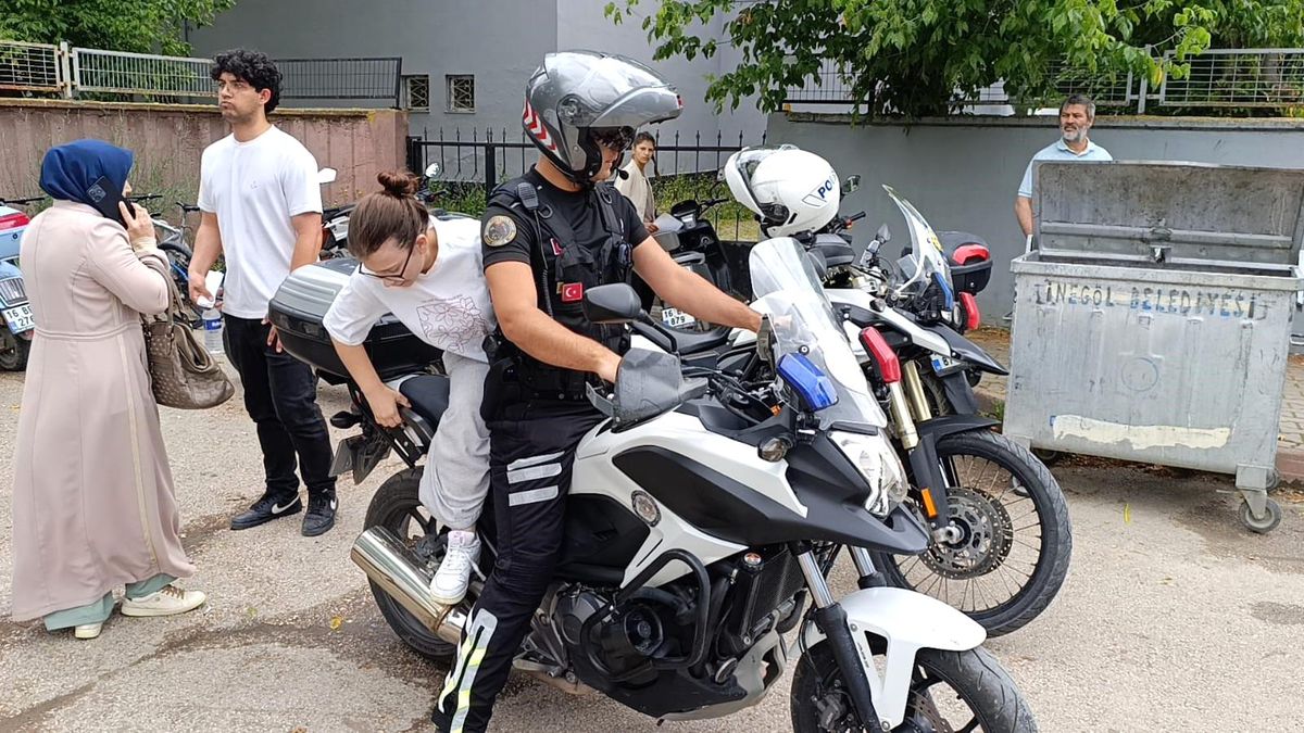 Trafik Polisinden Öğrencilere Sınav Desteği