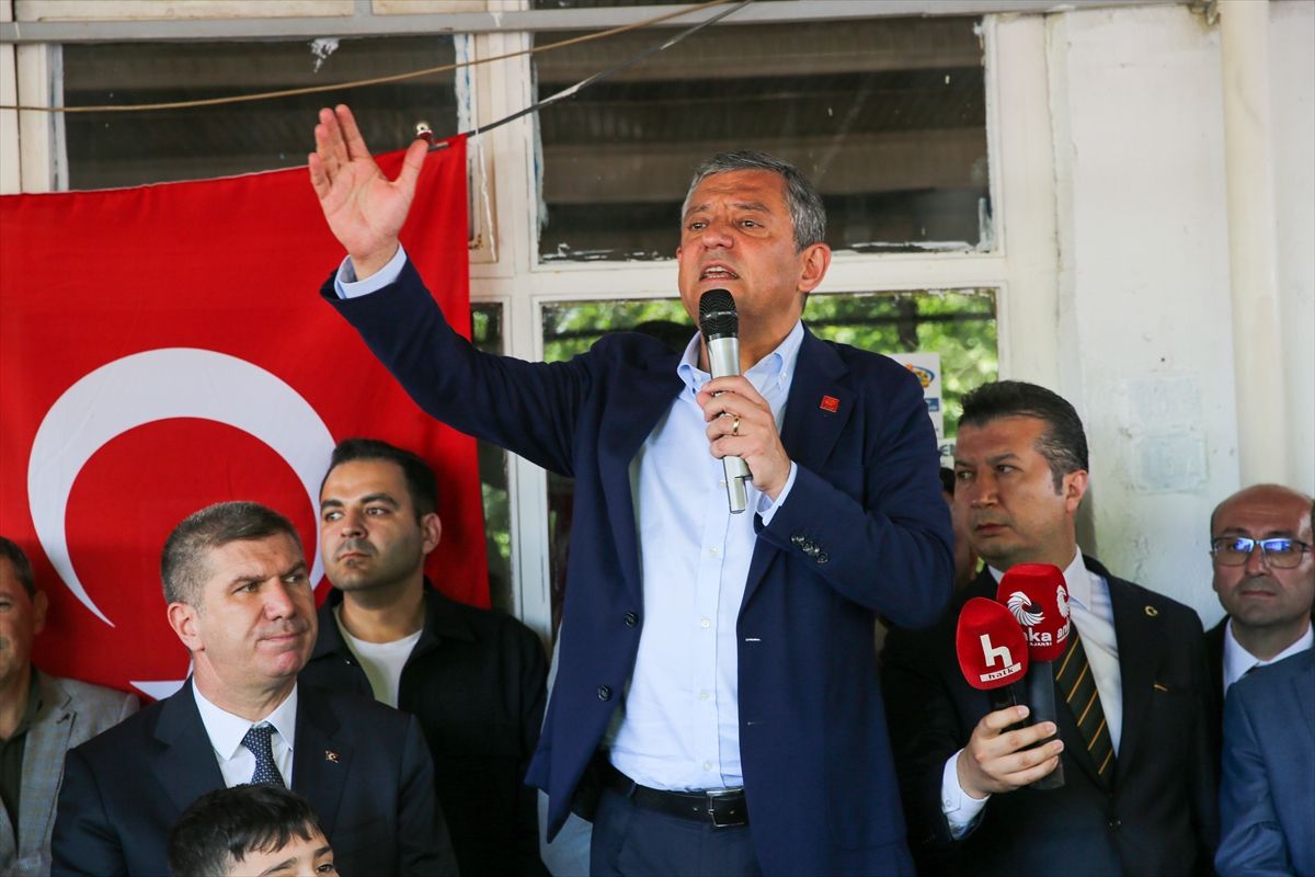 Özgür Özel Burdur\'da Partililerle Buluştu