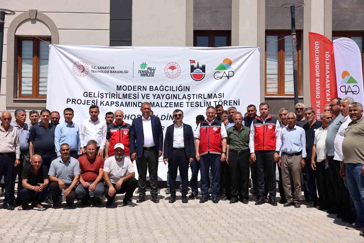 Dicle\'de Çiftçilere Hibe Tarım Ekipmanları Dağıtıldı