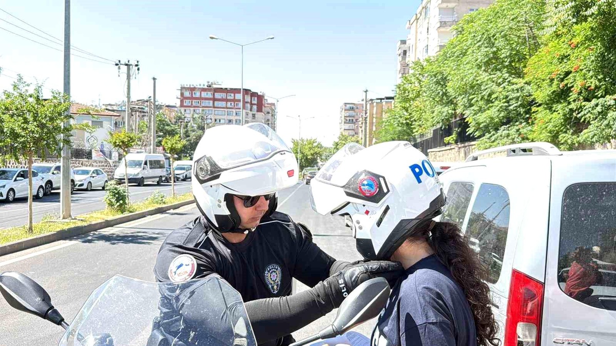 Diyarbakır\'da TYT Sınavına Son Dakika Koşuşturması