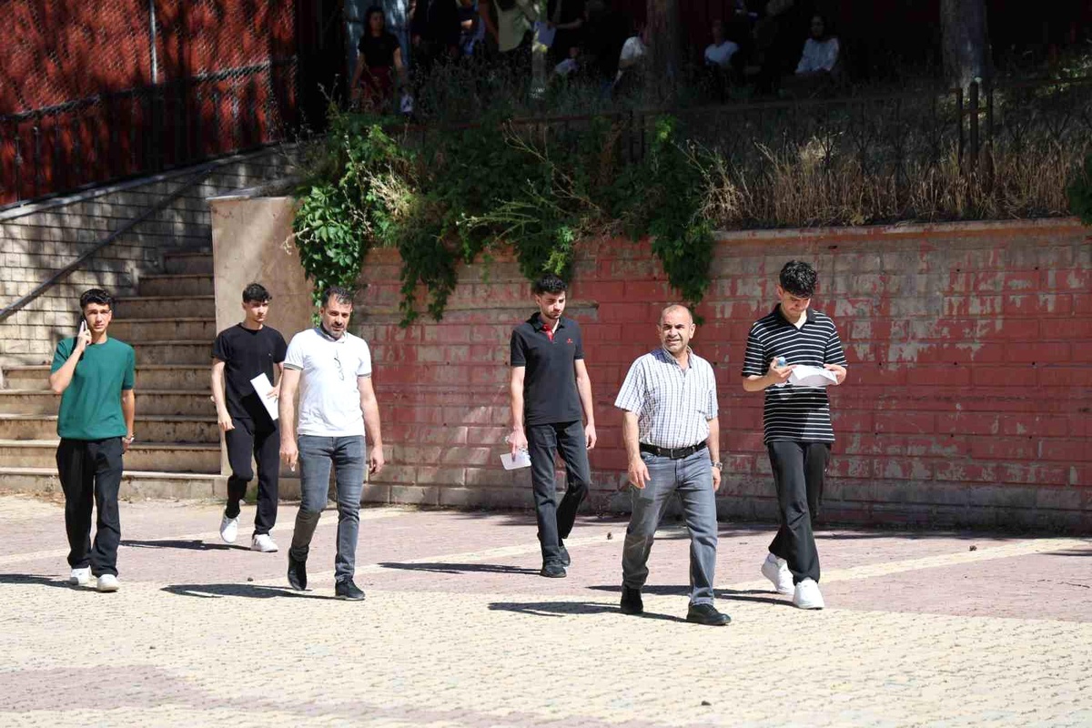 Elazığ\'da YKS maratonu başladı: 37 binden fazla aday geleceği için sıralardaki yerini aldı