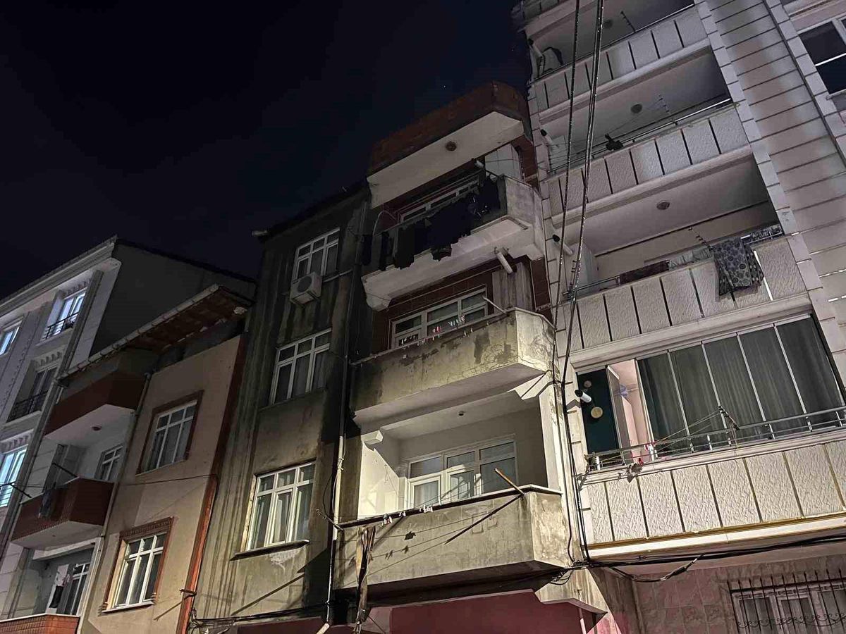 Esenyurt\'ta Çatı Yangını Kontrol Altına Alındı