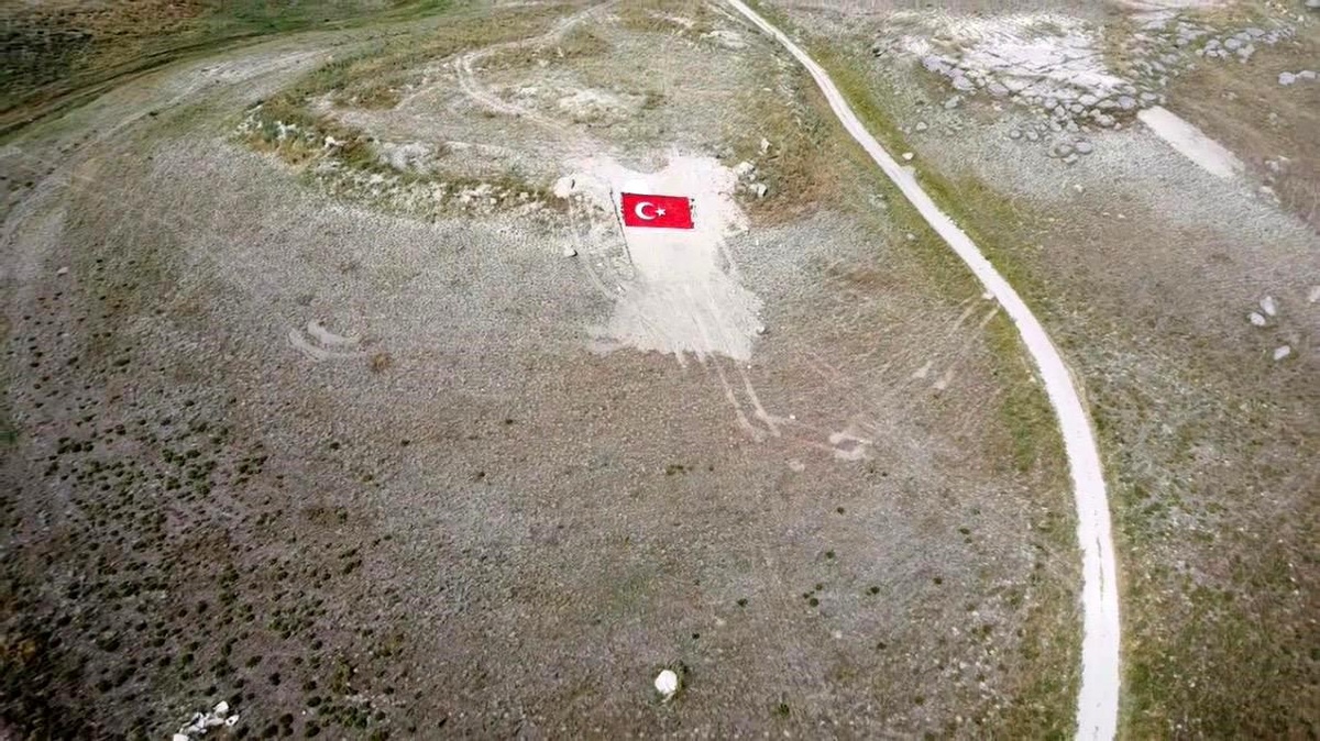 Eskişehirli gençler Milli Takıma destek için dağa Türk Bayrağı nakşetti