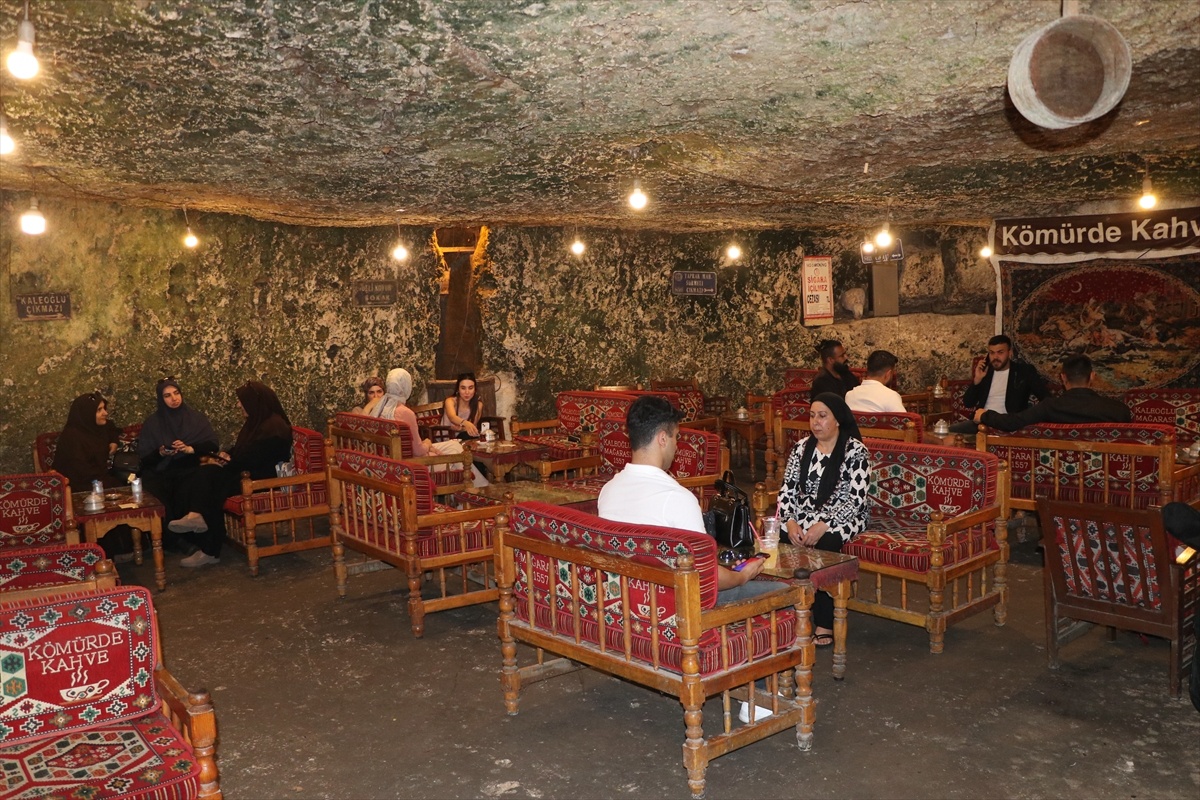 Gaziantep\'te Mağara Kafe Serinletiyor