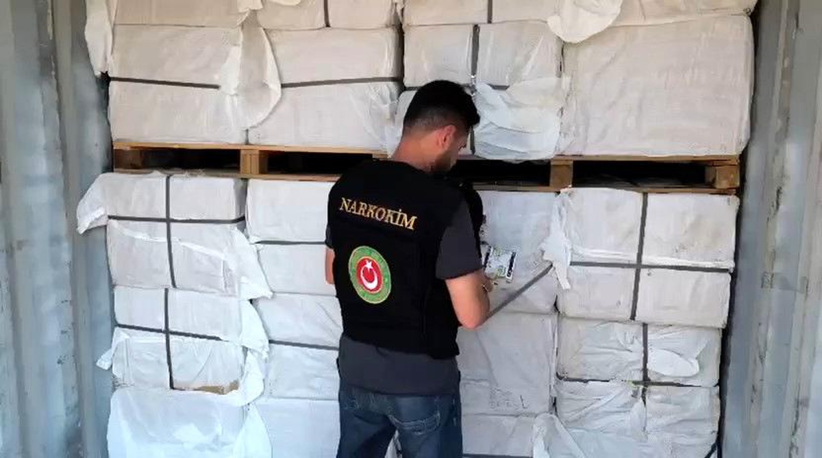 Mersin Limanı\'nda 7 milyar liralık uyuşturucu ilaç operasyonu