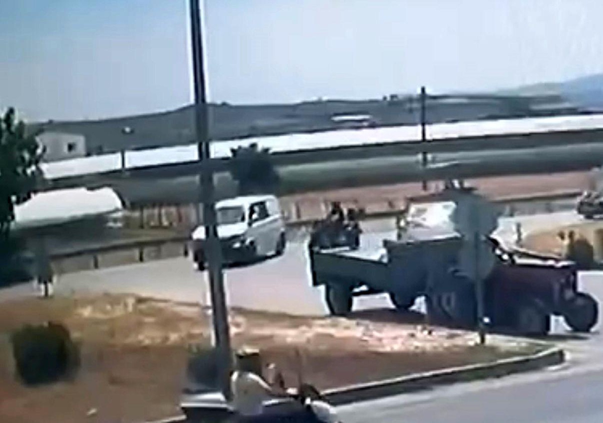İzmir\'de Motosiklet Kazası: Sürücü Ağır Yaralandı