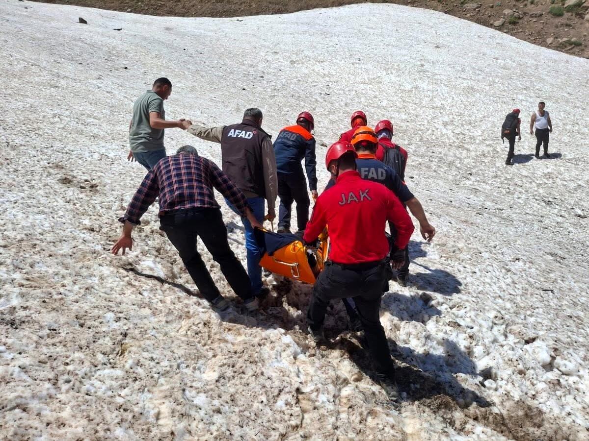 Hakkari\'de Pancar Toplarken Mahsur Kaldı