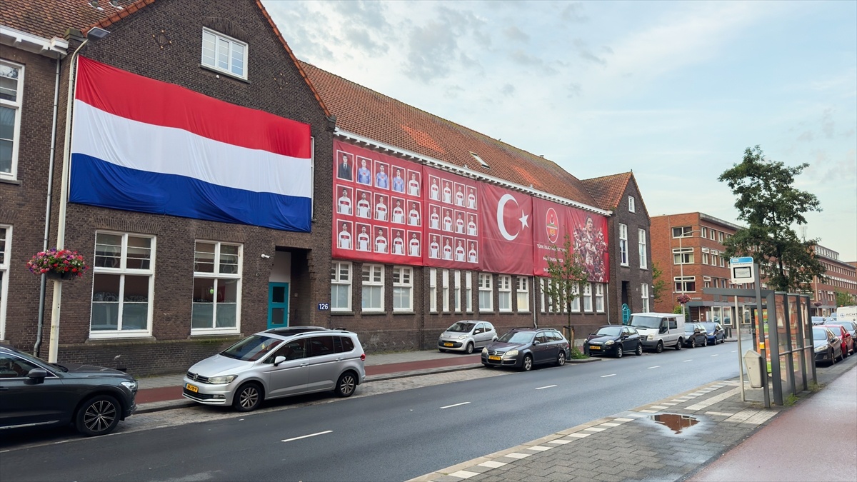 Hollanda\'da Türkler Camilerde Futbol Heyecanı Yaşadı