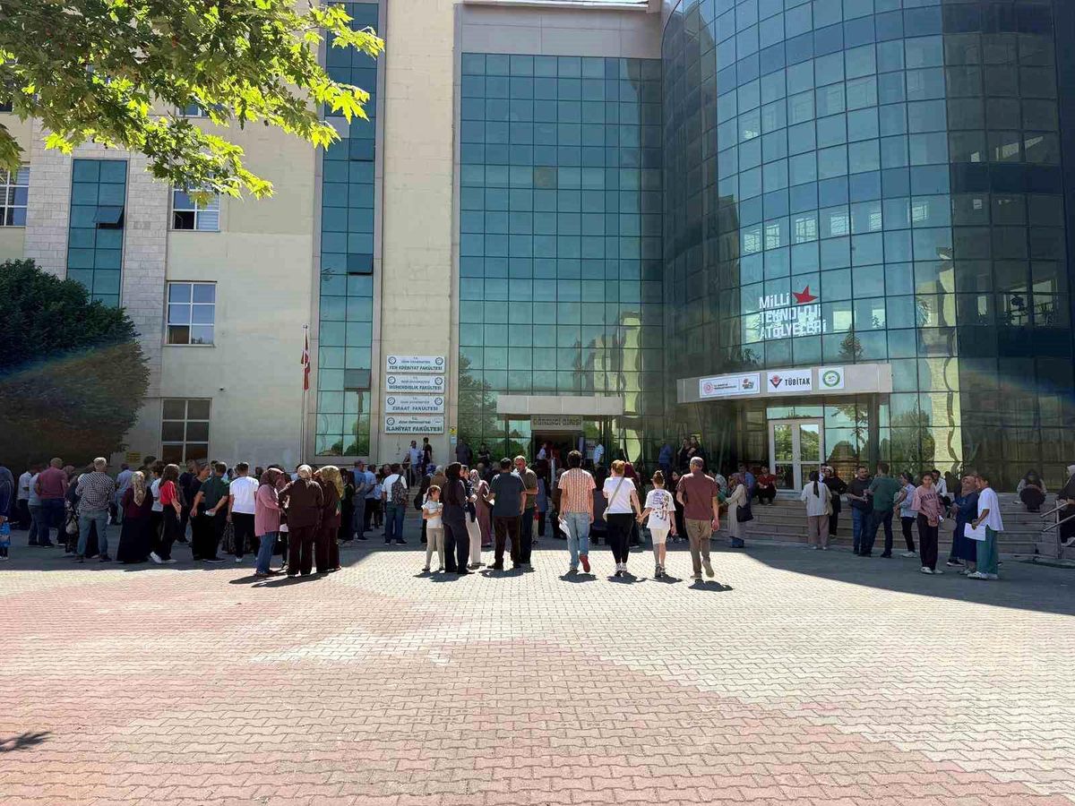 YKS\'nin ilk oturumu Iğdır\'da aile dualarıyla başladı