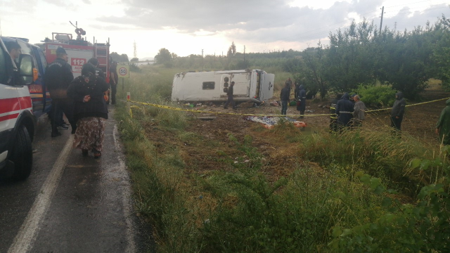 Isparta’da kontrolden çıkan tur minibüsü şarampole yuvarlandı: 4 ölü, 26 yaralı