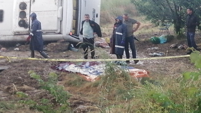 Isparta’da kontrolden çıkan tur minibüsü şarampole yuvarlandı: 4 ölü, 26 yaralı