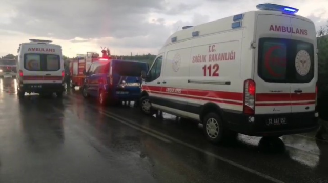 Isparta’da kontrolden çıkan tur minibüsü şarampole yuvarlandı: 4 ölü, 26 yaralı