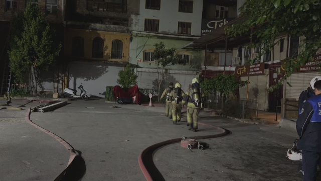 İstanbul'un kalbinde korkutan yangın! Tarihi han alevlere teslim oldu