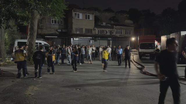 İstanbul'un kalbinde korkutan yangın! Tarihi han alevlere teslim oldu