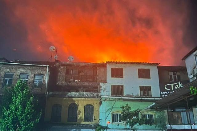 İstanbul'un kalbinde korkutan yangın! Tarihi han alevlere teslim oldu