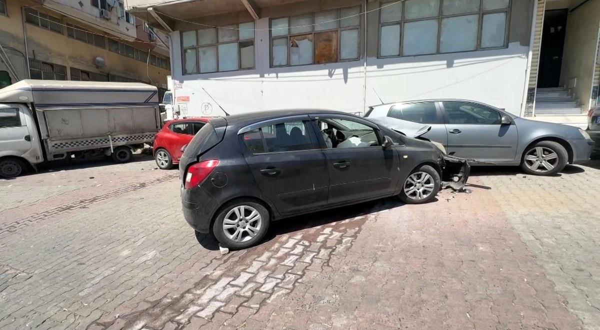 Kağıthane\'de Kayarak Çarpan Araçta Hasar