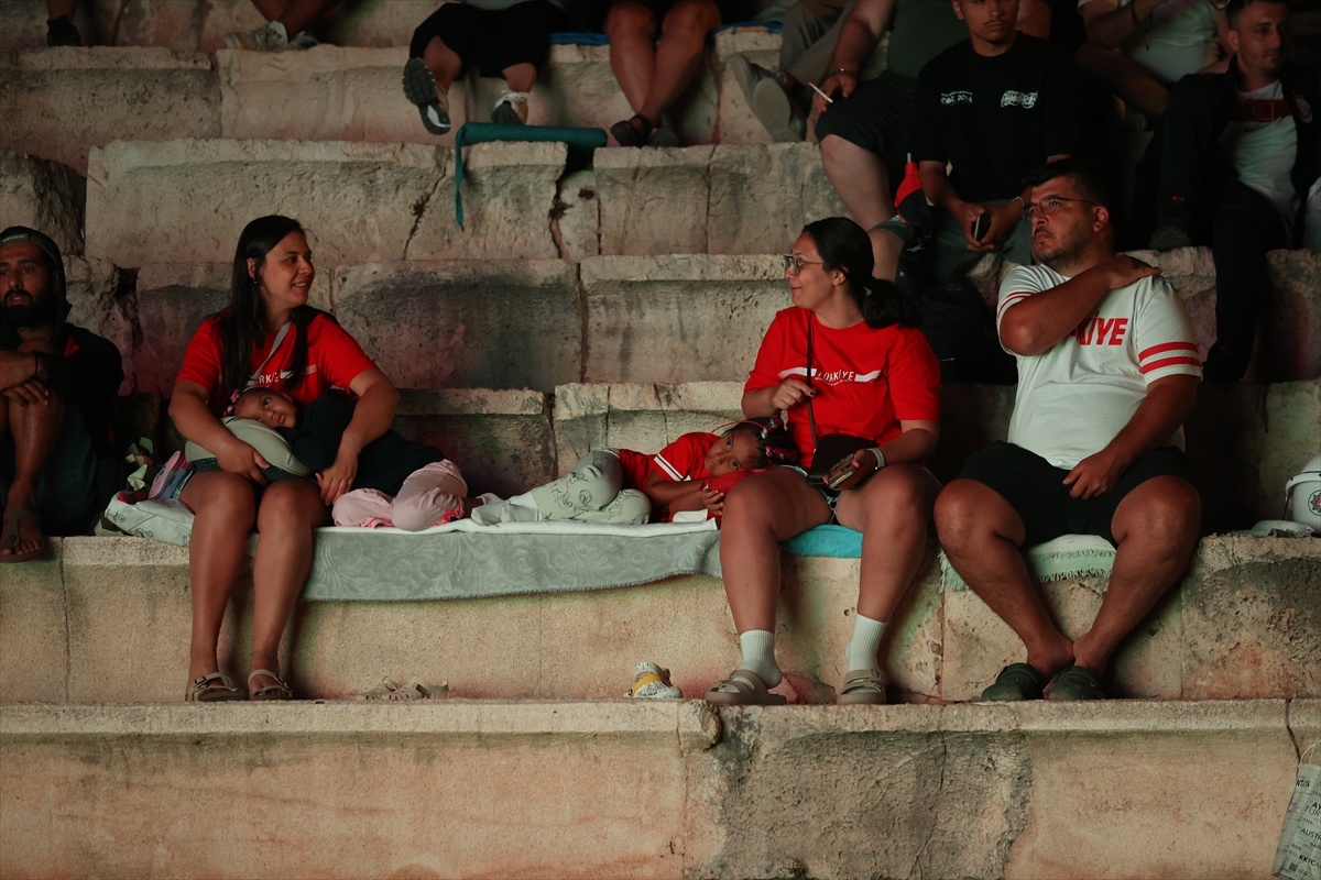Antik Tiyatro\'da Futbol Coşkusu