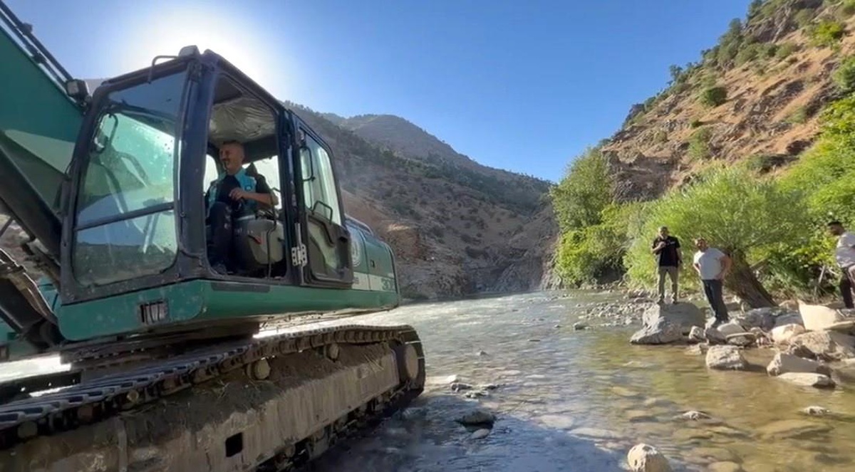 Bingöl\'de Kaybolan Adam İçin Su Yönü Değiştirildi