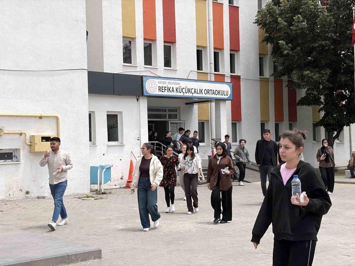 Kayseri\'de YKS\'ye Geç Kalan Öğrenciler Polisle Sınava Yetiştirildi