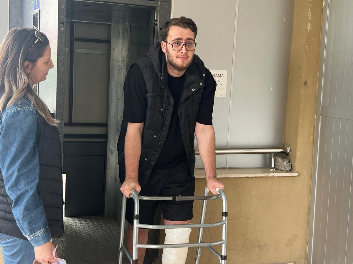 Kaza geçiren öğrenci, yürüteçle sınava geldi