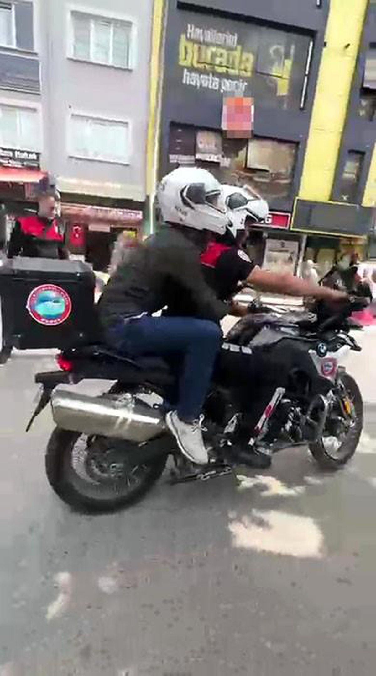 Kimlik Panikinde Motosikletli Yardım