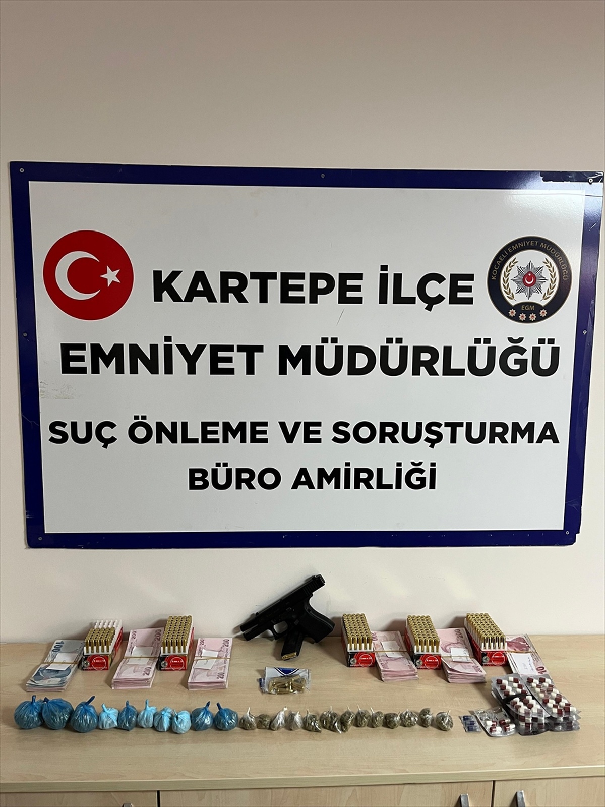 Hükümlü Uyuşturucu ve Silahla Yakalandı