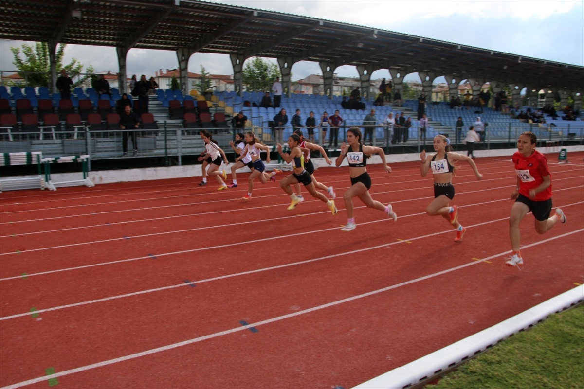 14 Yaş Altı Atletizm Şampiyonası Kütahya\'da Başladı