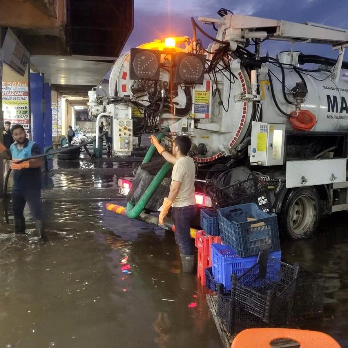 Manisa Büyükşehir Belediyesi\'nden Salihli\'deki sel mağdurlarına destek