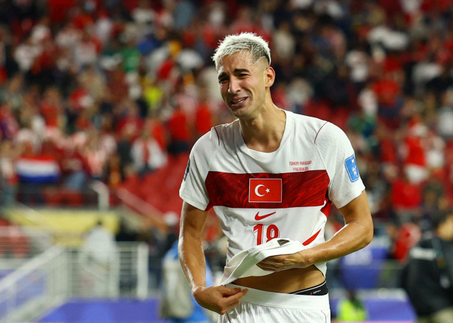 Mert Müldür gözyaşlarını tutamadı! Maç sonu yürek burkan görüntü
